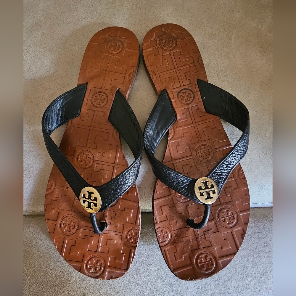 Tory Burch monogrammed leather black and‎ brown boho flip flops size 8